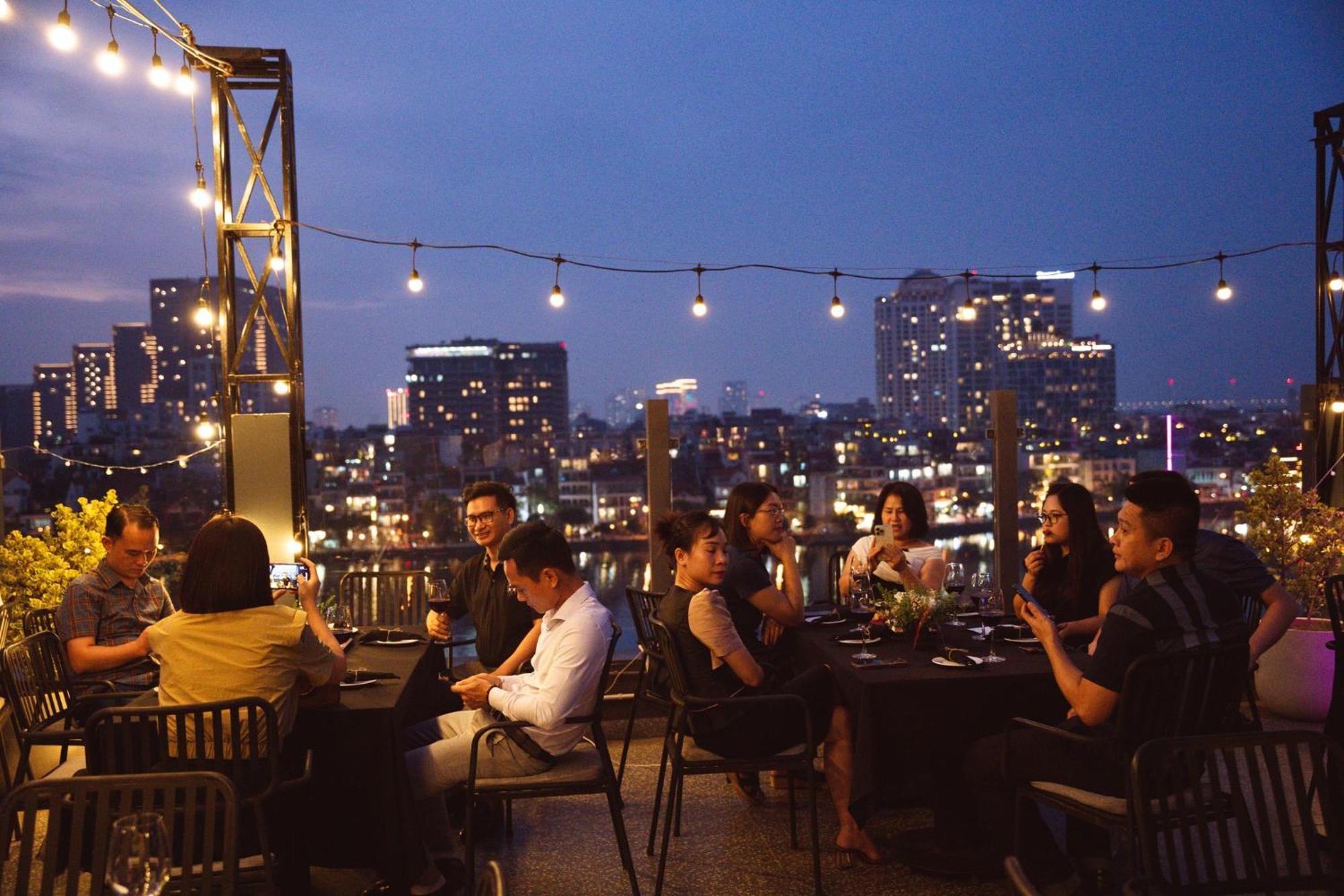 Margaery Boutique Apartment & Skyon9 Rooftop Bar Hanoi Bagian luar foto